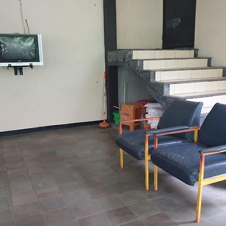 Oyo Life 2090 Ratna Backpacker Syariah Hotel Probolinggo Buitenkant foto