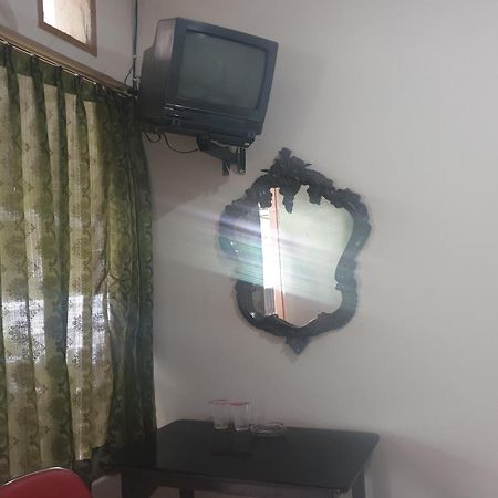 Oyo Life 2090 Ratna Backpacker Syariah Hotel Probolinggo Buitenkant foto
