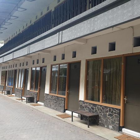 Oyo Life 2090 Ratna Backpacker Syariah Hotel Probolinggo Buitenkant foto