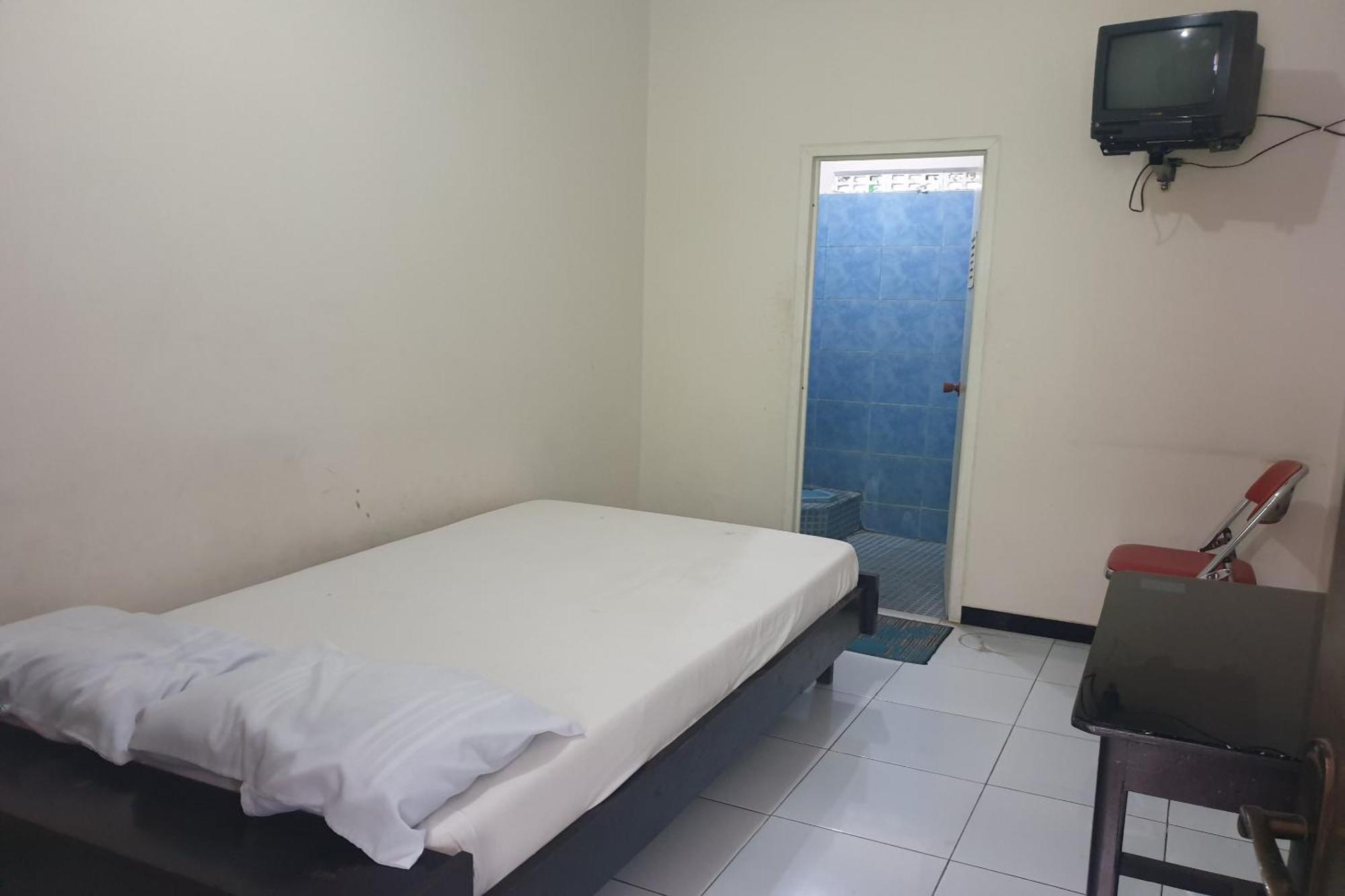 Oyo Life 2090 Ratna Backpacker Syariah Hotel Probolinggo Buitenkant foto