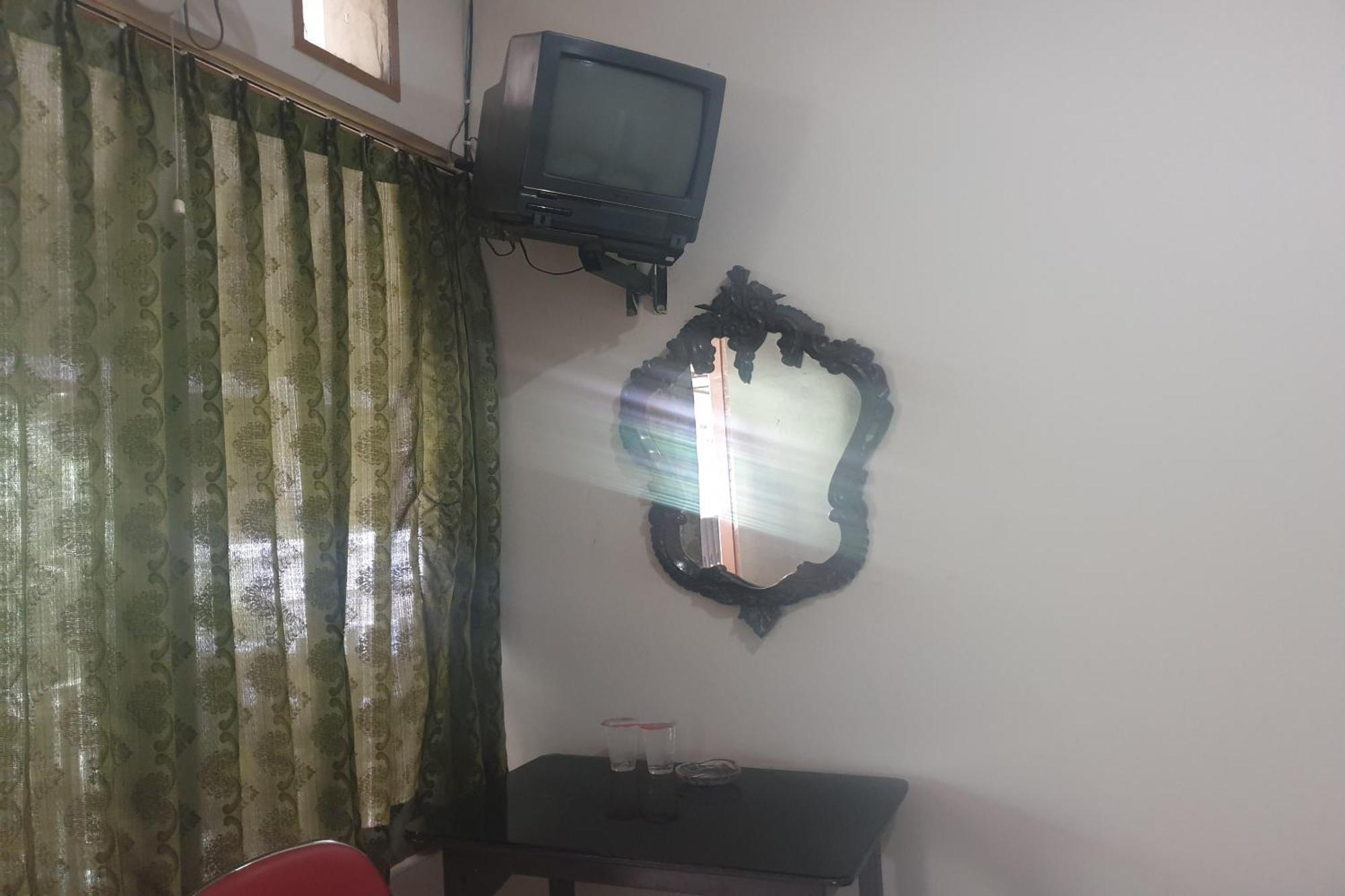 Oyo Life 2090 Ratna Backpacker Syariah Hotel Probolinggo Buitenkant foto
