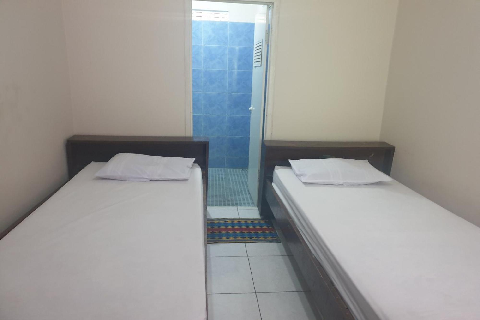 Oyo Life 2090 Ratna Backpacker Syariah Hotel Probolinggo Buitenkant foto