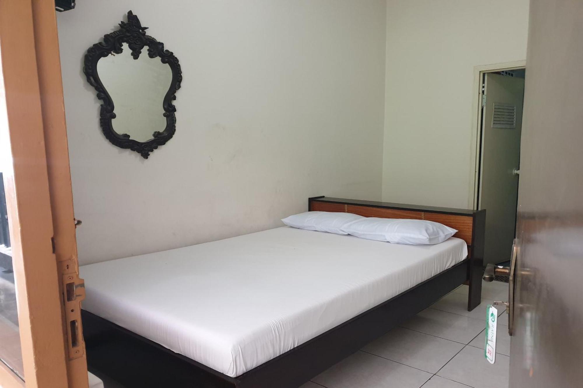 Oyo Life 2090 Ratna Backpacker Syariah Hotel Probolinggo Buitenkant foto