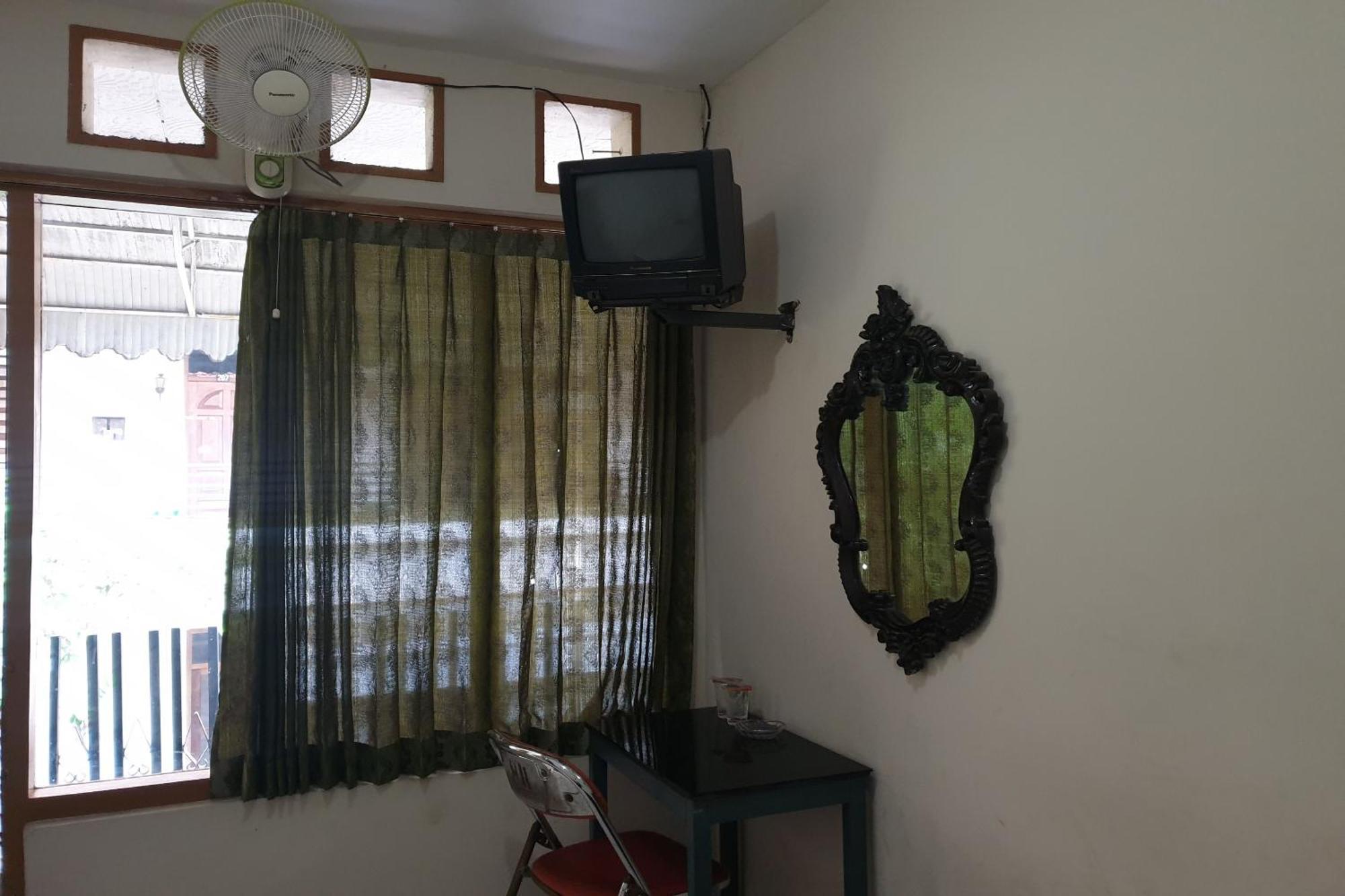 Oyo Life 2090 Ratna Backpacker Syariah Hotel Probolinggo Buitenkant foto