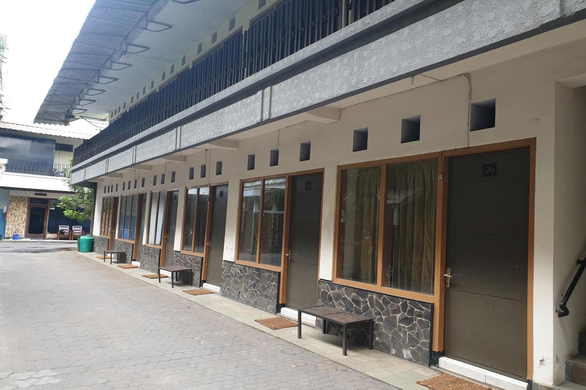Oyo Life 2090 Ratna Backpacker Syariah Hotel Probolinggo Buitenkant foto