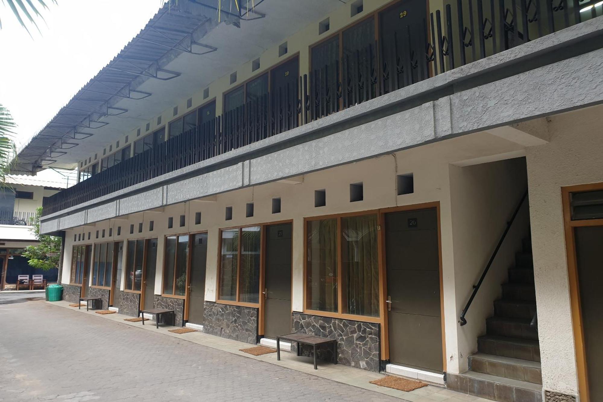 Oyo Life 2090 Ratna Backpacker Syariah Hotel Probolinggo Buitenkant foto