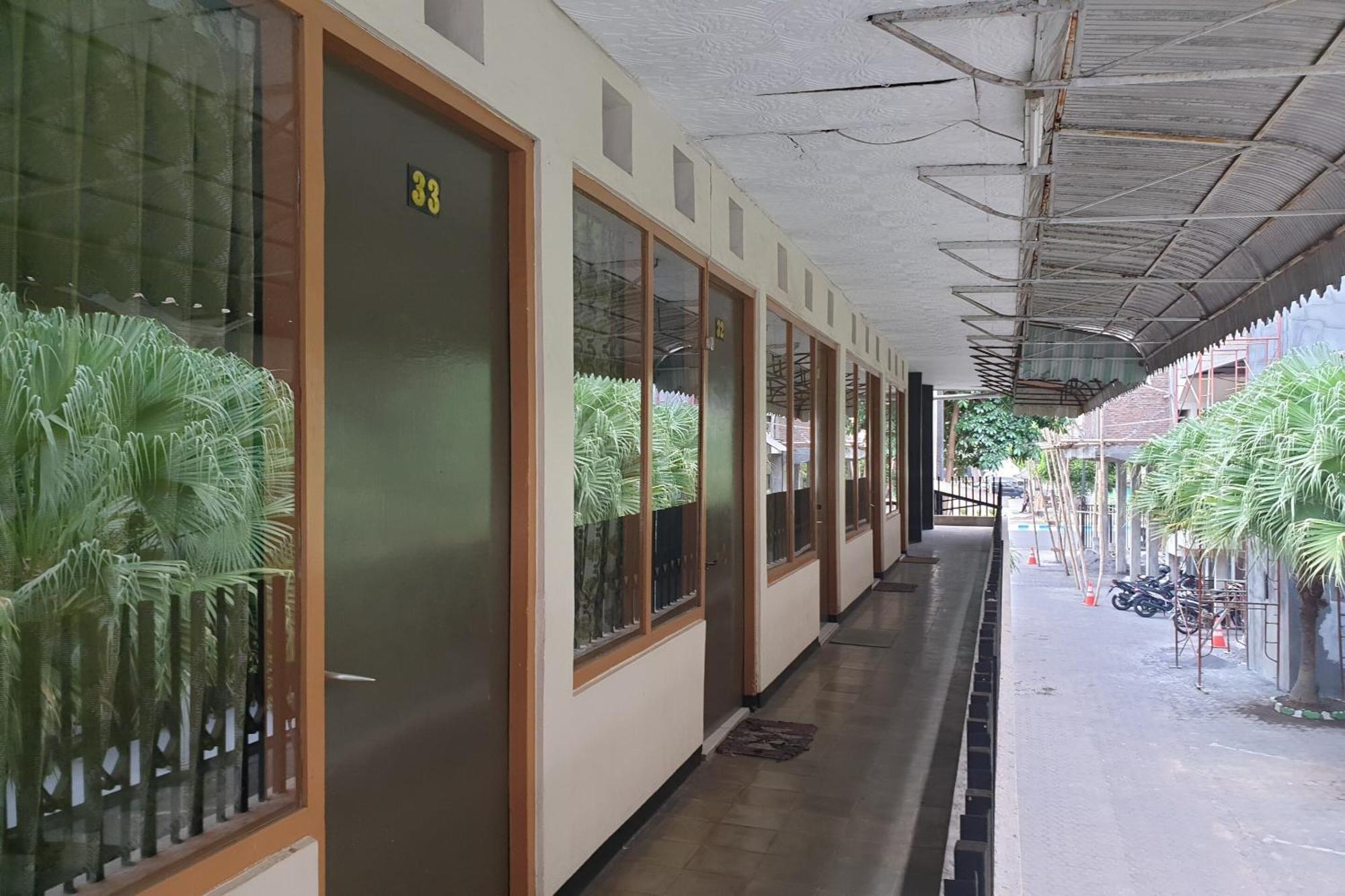 Oyo Life 2090 Ratna Backpacker Syariah Hotel Probolinggo Buitenkant foto